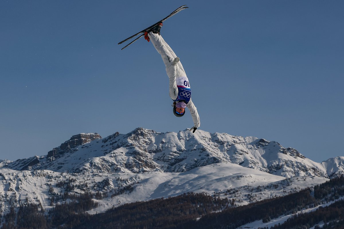 I've looked through thousands of photos from the Milan Cortina Games.

There are more iconic shots.. More memorable moments... But this right here is my favorite.

Australia's Abbey Willcox (aerials) looks like she's handplanting on the mountain.

📸: Patrick Smith/Getty Images