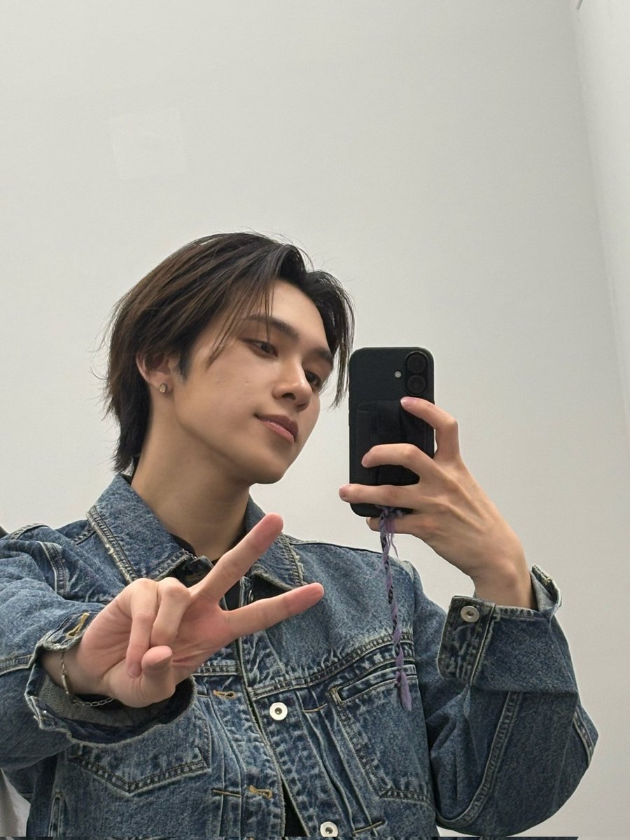 Making new emojis from 😐 to ✌️ because why use stickers when you can be the sticker? Turning simple expressions into my own kind of vibe.