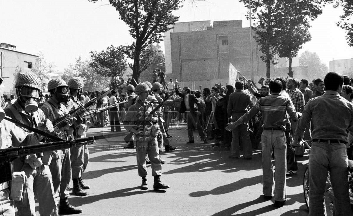 ‌بر دیوارهای خاموشِ آن سال‌ها، هنوز ردّ نفس‌هایی مانده که در تاریکی خاموش شدند. ظلم، هرچقدر هم تاج بر سر بگذارد، بوی خون را پنهان نمی‌کند...
#جنایات_پهلوی
#وحوش_پهلوی