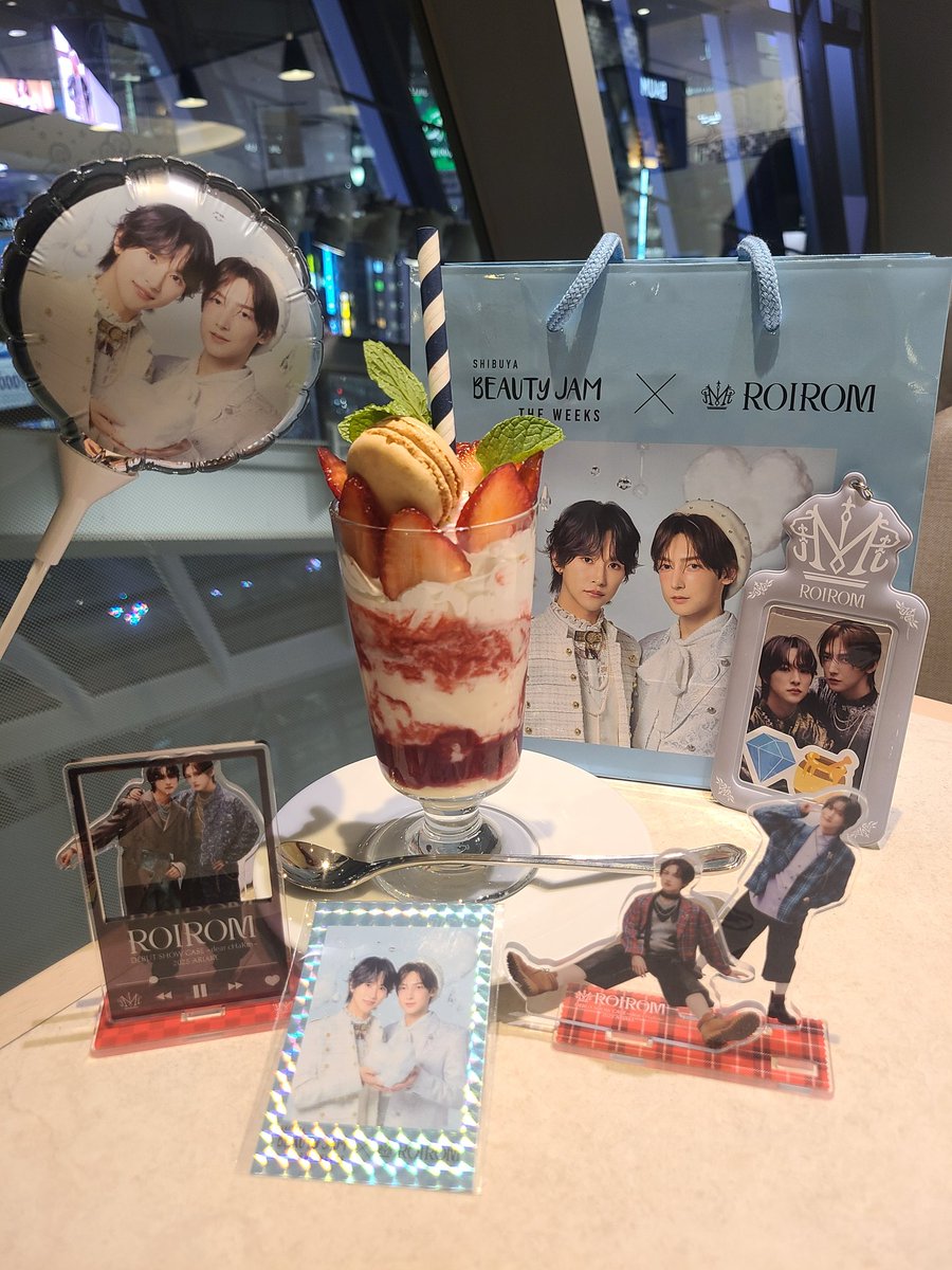 murase0227's tweet photo. 渋谷のカフェコラボとイベントも実はいってた💨
白衣装が似合いすぎるビューティなお2人、、、(雪の王子様か🤦‍♀️❄？)
特典つくからFURLAの香水買ったけど対応してくれたお姉さん優しくて幸だったな🌹(丁寧にFURLAのカードケースに包まれる特典ステッカーさん) https://t.co/8oXHtA3LC0