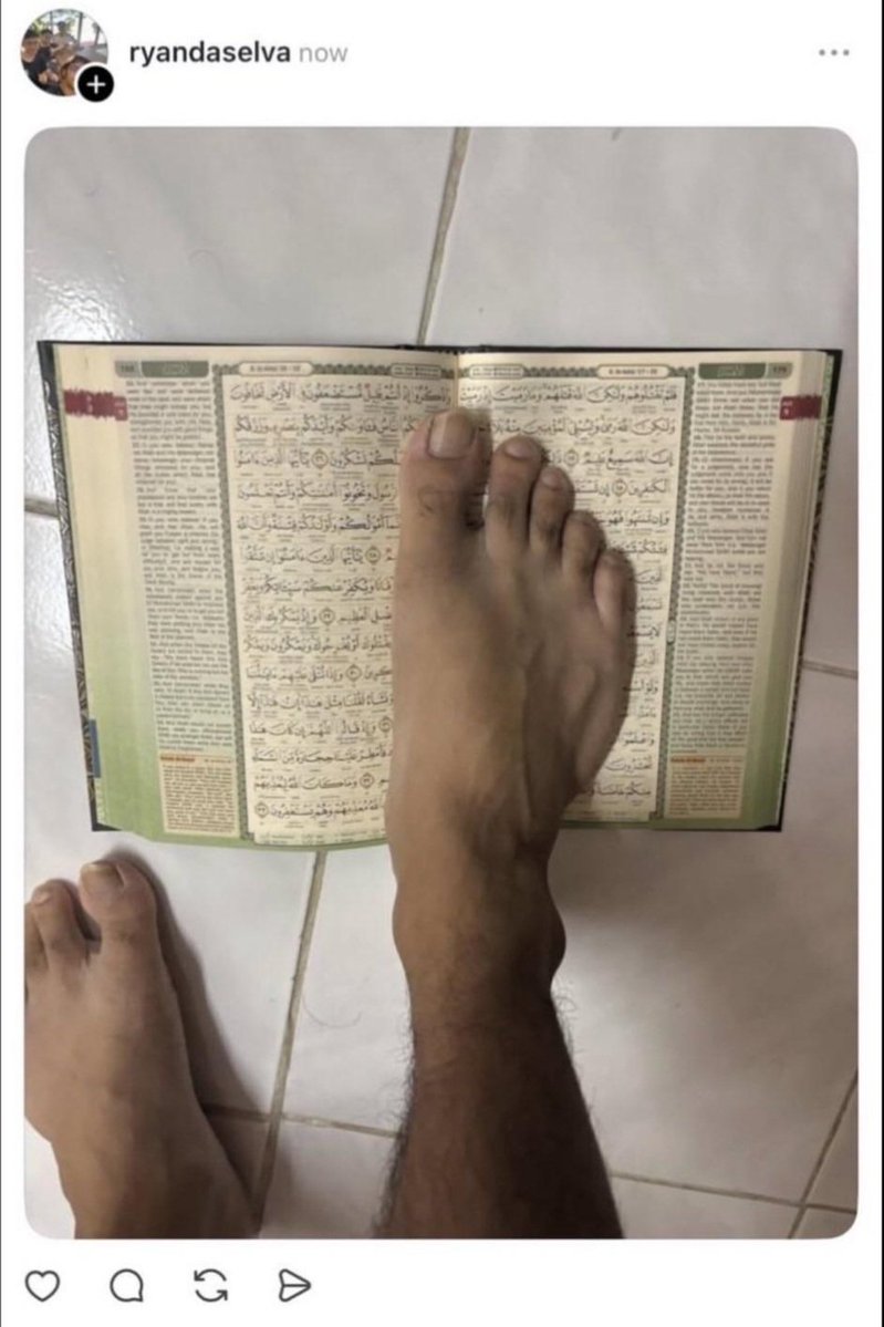 Seperti mana penyampai-penyampai radio ERA FM kena minta maaf kat kuil di Batu Caves sebab buat tarian seolah-olah "menghina" agama hindu sedangkan diorang hanya tiru tarian dan gaya Jojo Ghazali, kita nak dia buat perkara yg sama. Buat permohonan maaf secara terbuka kat masjid.