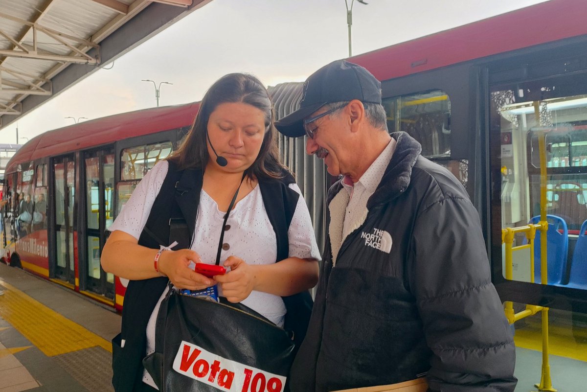 La política se hace con las personas, desde el territorio y para la gente 🤝 En los barrios, en las calles, donde cada día miles de ciudadanos trabajan, sueñan y luchan por salir adelante.

Siempre adelante 💛❤️

#bogota #política #trabajoenterritorio #construyendojuntas