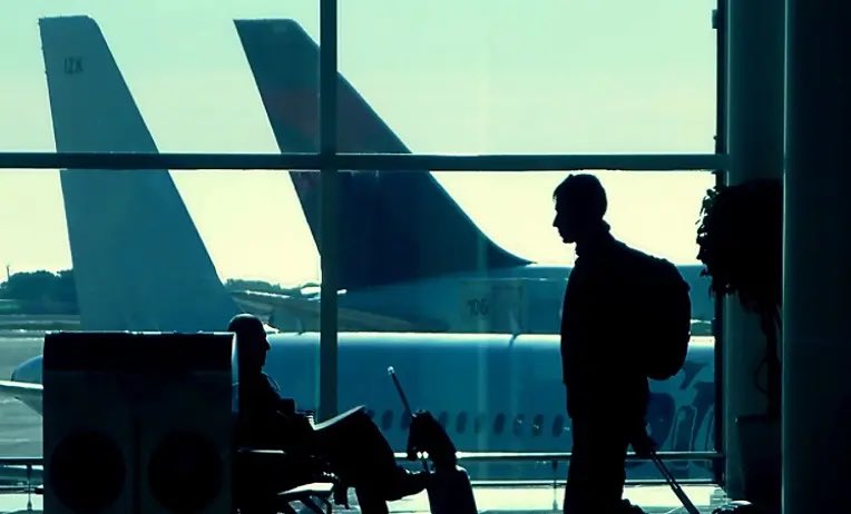 حقوق المسافر عند تأخير أو إلغاء الرحلات الجوية:

• ساعة واحدة:
تقديم مرطبات ومشروبات للركاب.

• مدة ساعتين:
يحق للمسافر استرداد قيمة التذكرة.

• ثلاث ساعات:
تقديم وجبة مناسبة + تعويض يقارب 250 ريال في حال التأخر عن وقت الوصول المحدد في الحجز.

• خمس ساعات:
خيار استرداد قيمة