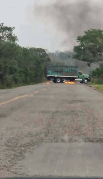GARCIPAVON's tweet photo. Favor de difundir 🙏
Mensaje de la cuenta: Sin Traileros Mexico Se Detiene (Facebook) 👇
Familia: ayúdenme a compartir, me comentan que este coleguita no aparece, se llama  Bulmaro Herrera originario de Martinez de la torre, le quemaron su camión en Álamo, Veracruz y no se sabe de él.
Si alguien de repente lo llega a ver en algún albergue o si sabe si está en algún hospital o algo favor de dar aviso por este medio o bien a los números que aparecen en la foto.