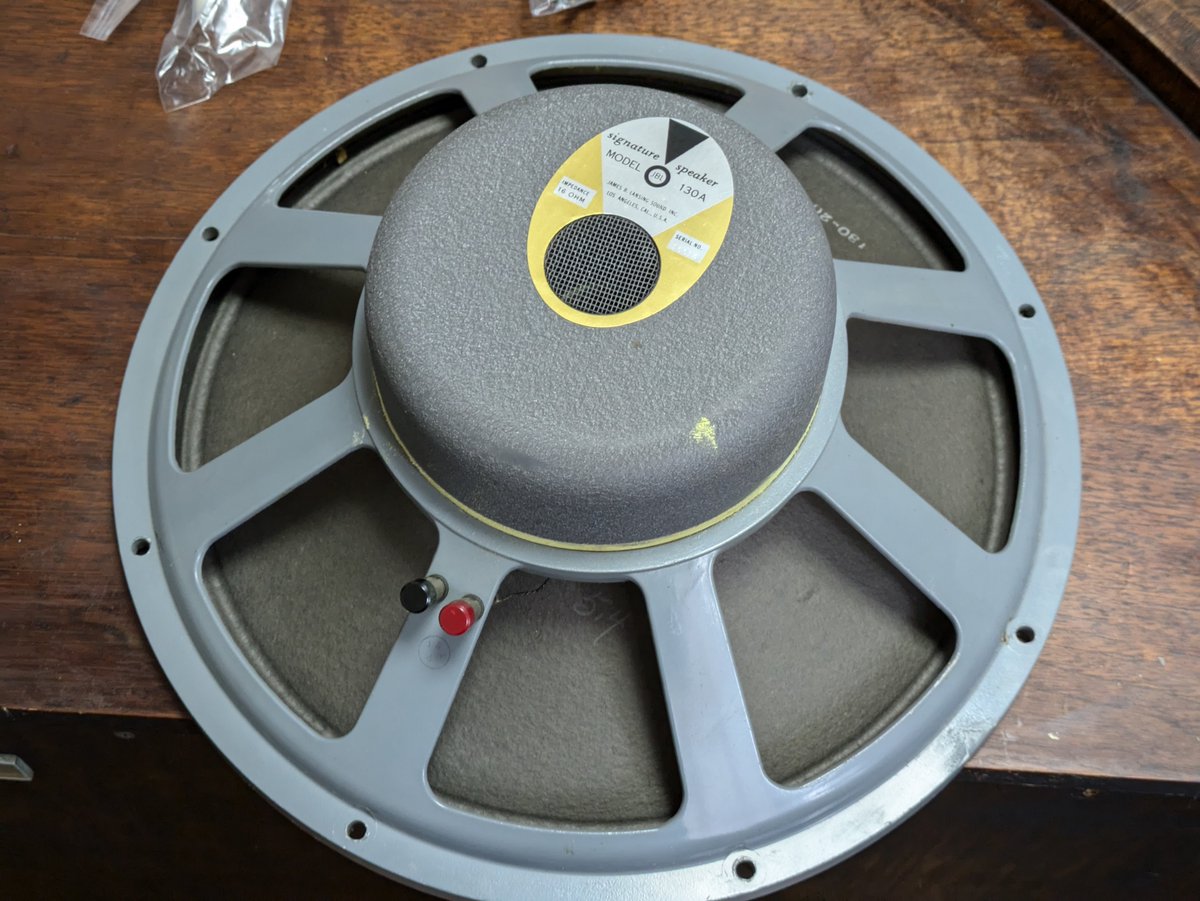 この「JBL 130A」は、単なるスピーカーじゃなく、低音を司る“ウーファー”の傑作。15インチの大口径ながら、驚くほど反応が速い。直熱三極管の繊細な響きを、色付けせずにそのまま空気へ変えてくれる。良いアンプには、こういう骨太な出口が似合う。
#JBL #真空管アンプ #VintageAudio #オーディオ