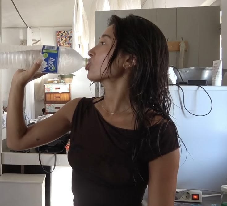 RabiyaDefnesi's tweet photo. Might be a coincidence but my skinny friend doesn't drink anything else than water https://t.co/5uRLK3WcZI