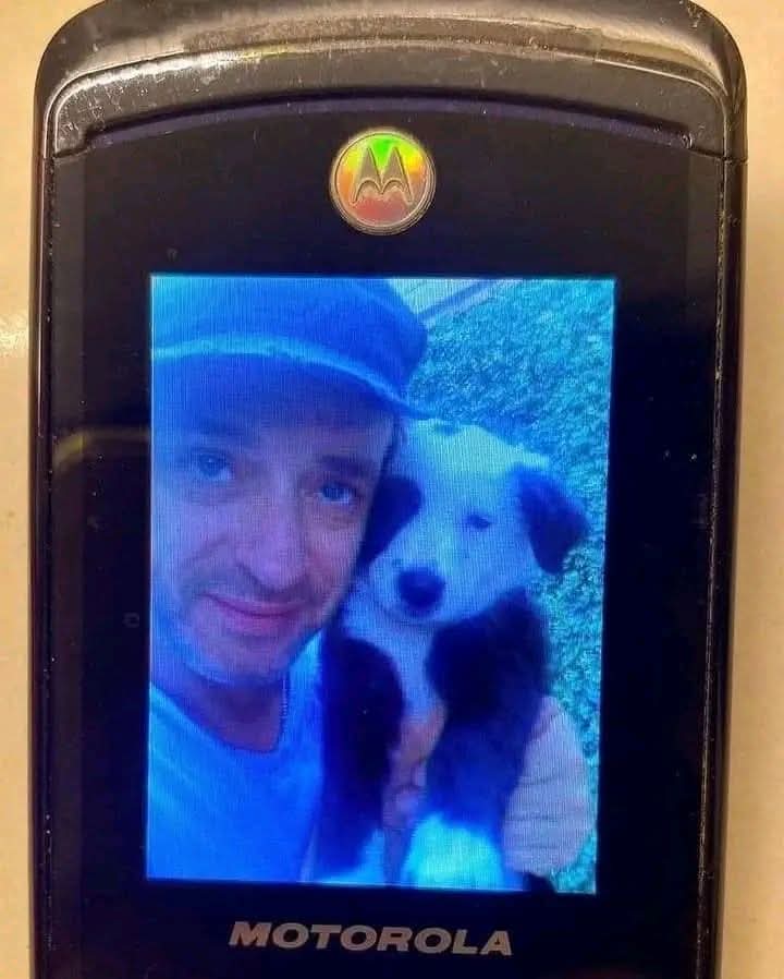 nxstypxet's tweet photo. Selfie de Gustavo Cerati y su perrito Jack tomada en 2008. https://t.co/rSLCtOpLaF