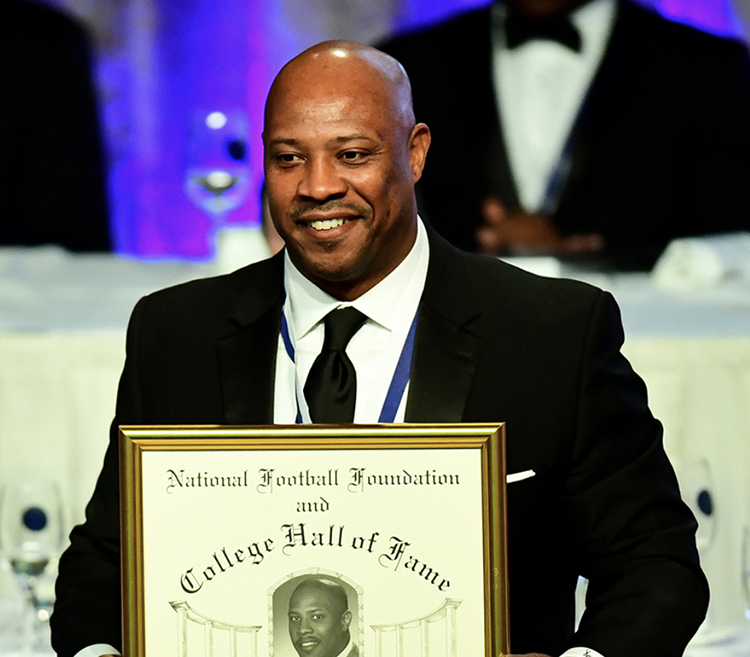 illinilegends's tweet photo. Happy 54th Birthday to @IlliniFootball Hall of Famer Dana Howard. On Dick Butkus' 52nd birthday, @Butkus40 was named the winner of the 1994 Butkus Award.  @HowardZoie https://t.co/zfzF2ctQaR