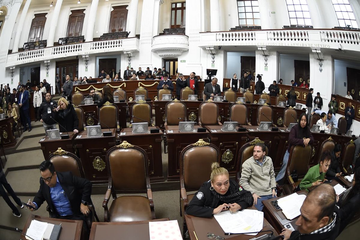 ¿Ven todas esas sillas vacías? Son las del grupo de diputados del PAN en la Ciudad de México que no se presentaron a trabajar el día de hoy a la sesión.

 En una de esas en un funeral.