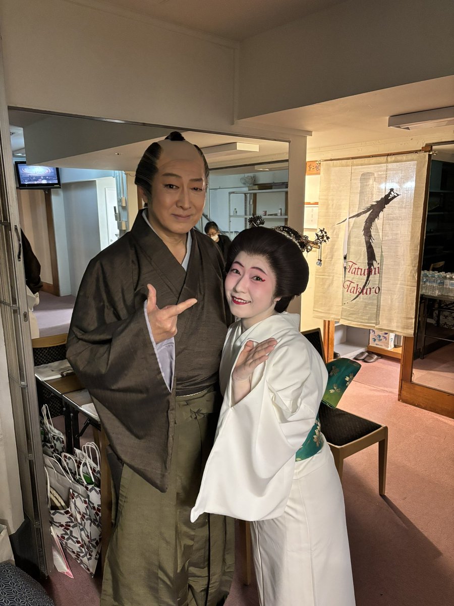 sukeyuuna's tweet photo. KASSAY主催 「蔦屋重三郎最後の賭け〜からくり写楽」 2/6-2/8 於:三越劇場

本番舞台の世界観を映像を通してではありますが、3/31までの期間限定でご覧いただけます。

私はテーマ曲のソロ歌唱・舞踊出演・振付を担当しました。

主演の加藤頼さん 辰巳琢郎さんと

https://t.co/rNlzQZV3T1 https://t.co/mByWnfbY9U