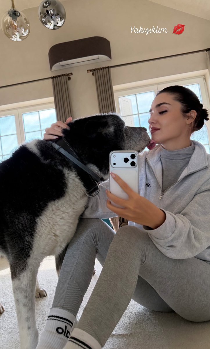 #HandeErçel, köpeği ile bir fotoğraf paylaştı. 

“Yakışıklım💋”
