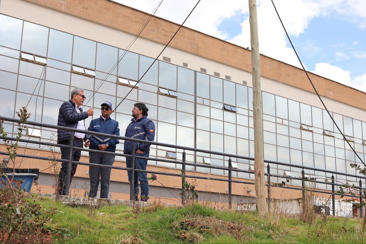 personeriabta's tweet photo. #AEstaHora, la Personería de Bogotá lidera la sexta mesa de seguimiento al nuevo Hospital de Usme, una obra estratégica para el sur de la ciudad.
Este hospital beneficiará a cerca de 500.000 habitantes de la localidad y de municipios cercanos. 
La obra registra un avance del 97,22 %: ya está en funcionamiento la consulta externa; el servicio de urgencias abriría en abril y la operación total está prevista para junio.
Seguimos en vigilancia preventiva para verificar los avances y las causas de los retrasos.