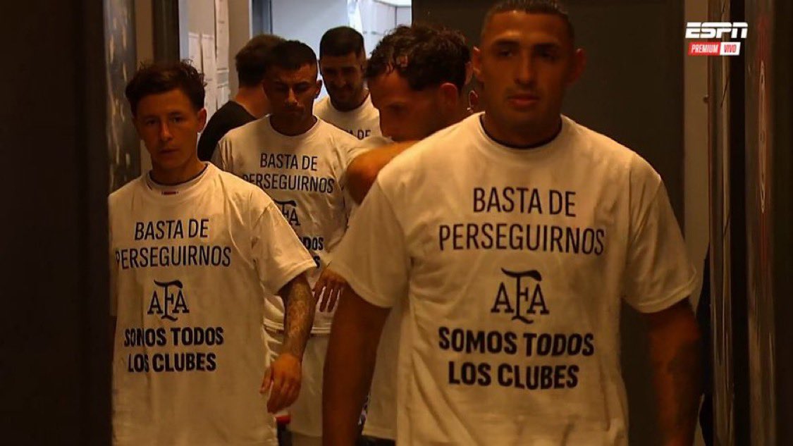 mira como salen los clubes, es la vergüenza mas grande de la historia