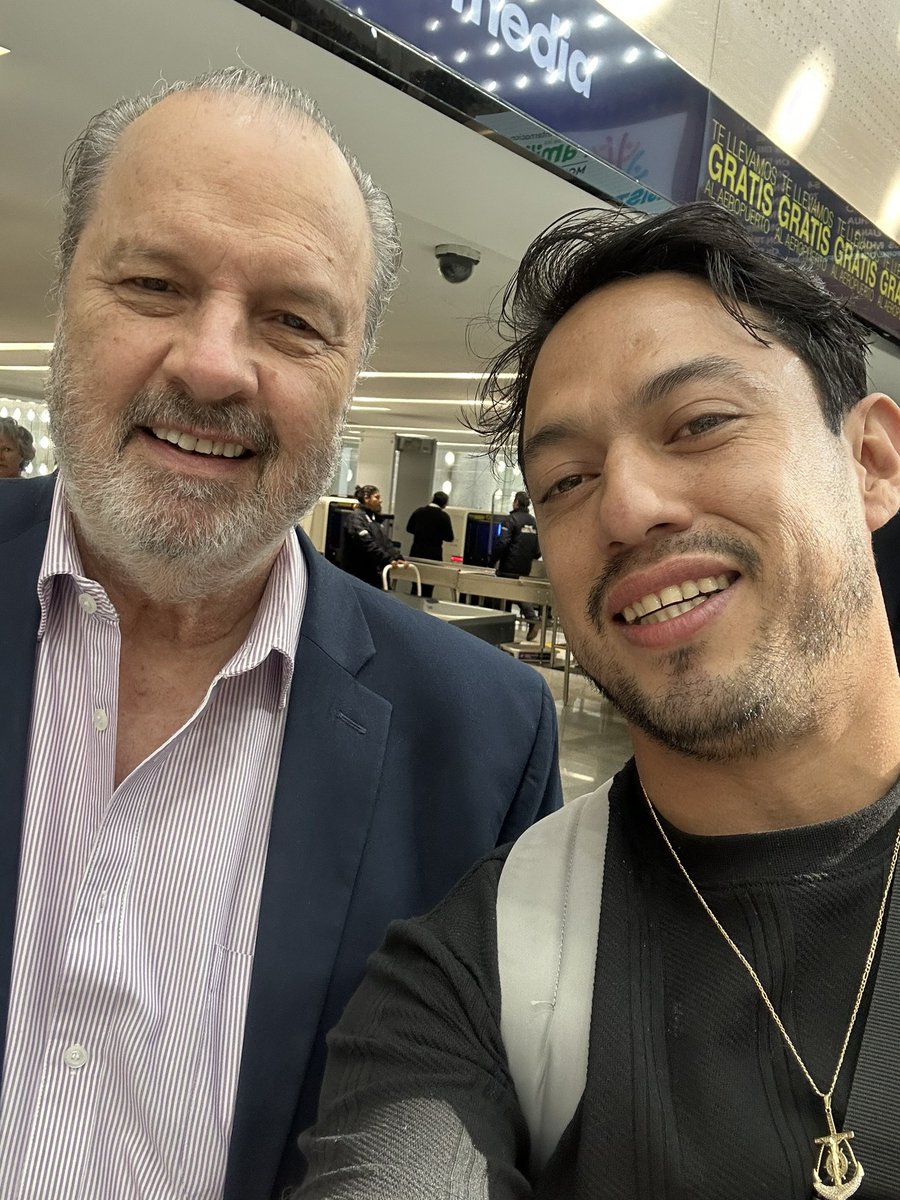 ElBuscado_r's tweet photo. @rgomezjunco Qué gusto encontrarte, Roberto. Te admiro muchísimo. Y cuando leía lo de tu queja de Aeroméxico pensé “lo único bueno de eso es que quizá un día me lo encuentre en el aeropuerto”. Saludos. Un gran abrazo! https://t.co/UFjDdGjh1o