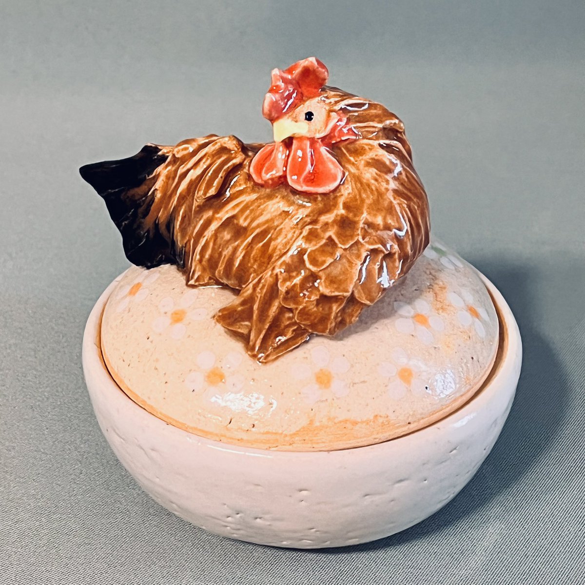 ニワトリ…に限らずですが鳥の翼ってフシギですよね。基本は人間の腕と