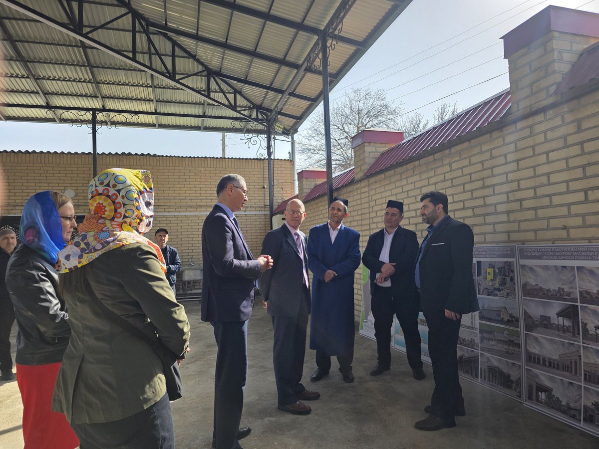 sayedjonik's tweet photo. Сегодня в шиитской мечети Мечеть Ходжи Бахром состоялась встреча с Послом США в Узбекистане. Обсудили значение межрелигиозного диалога и укрепления взаимного уважения. Подобные встречи способствуют доверию и общественной стабильности. https://t.co/ZUIVSRfj5g