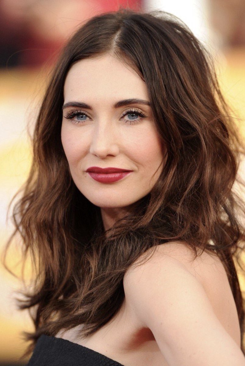 1: Revivió a Jon.

2: Juntó a Jon y a Daenerys para que unieran fuerzas en batalla.

3: Le dijo a Arya cual era su misión.

4: Prendió fuego para que pudiéramos ver el episodio de ‘la larga noche’ por que no se veía ni mierda.

5: Está buenísima 

Si, Melissandre salvó el mundo❤️‍🔥