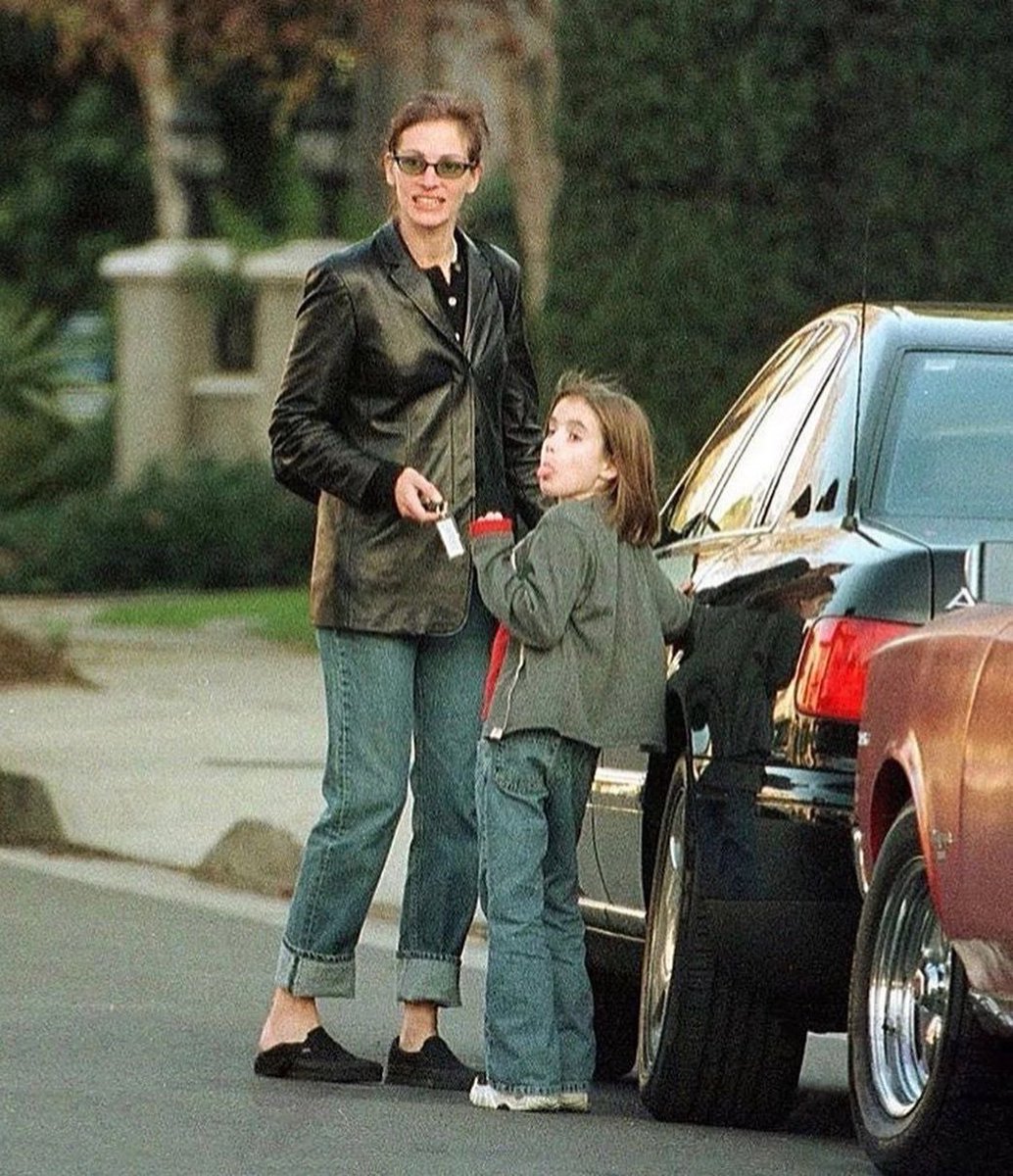 Julia Roberts babysitting her niece Emma Roberts, 1998