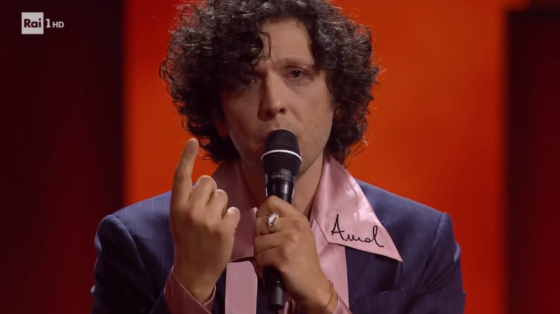 AMAL. 
(أمل) è un nome proprio di origine araba che significa "speranza". Il termine indica un'aspettativa fiduciosa, ottimismo e desiderio verso il futuro. 

semplicemente, Ermal Meta.

#Sanremo2026 #ErmalMeta