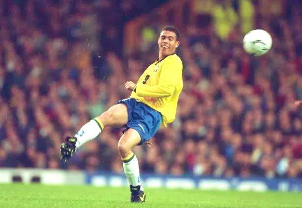 Obstructed View tweet media