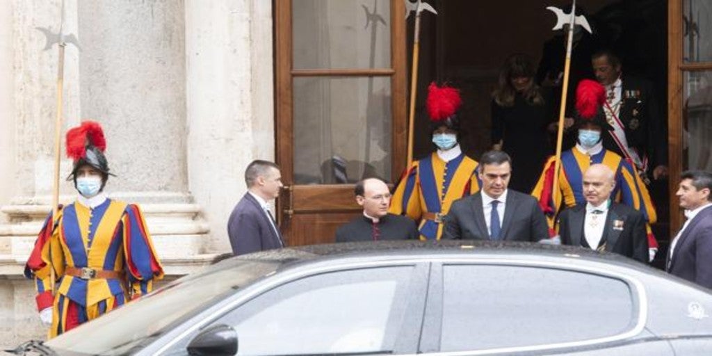 FEUDALISMO ILUSTRADO

Vas andando? Con mascarilla
Vas a la terraza del bar?? Sin mascarilla
Eres el rey? Sin mascarilla
Eres importante? Sin mascarilla
Eres camarero? Con mascarilla
Eres un triste guardia? Con mascarilla

COVID: EL TERRIBLE VIRUS DE BAILES Y APLAUSOS DE BALCONES