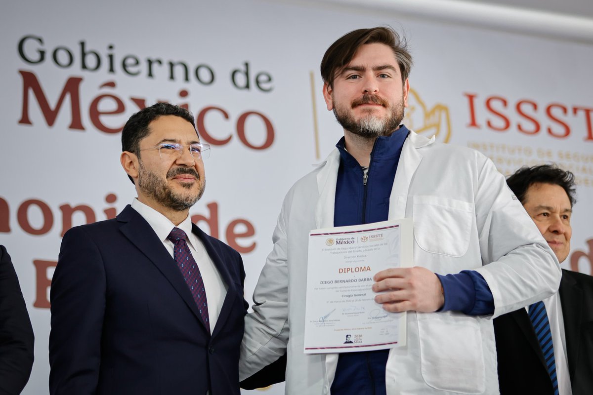 ISSSTE_mx's tweet photo. ¡Son un orgullo para México! 👏🥹

El director general del #ISSSTE, @martibatres, encabezó la Clausura de los Cursos de Especialización Médica del ISSSTE 2025-2026 🏅, donde además de extender su felicitación a los egresados por su amor a la ciencia, el conocimiento y el aprendizaje 🤓, los invitó a quedarse a laborar en el ISSSTE, una institución pública que reconoce el valor de especialistas con vocación de servicio, dispuestos a dar lo mejor de sí para proteger la salud y bienestar del pueblo. ❤️
