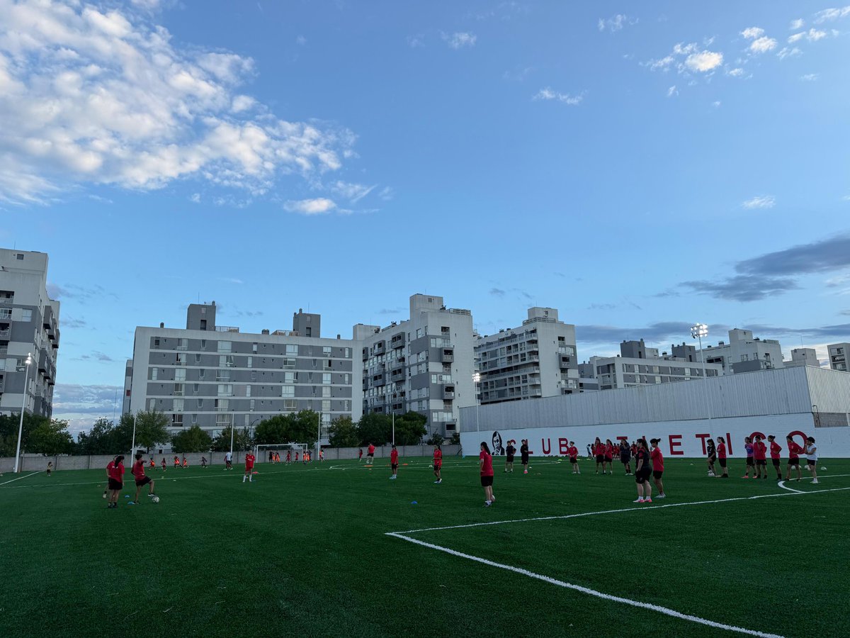 ¡Comenzaron las prácticas en el César Luis Menotti! 📣

👏🏼😎 Las categorías Infantiles y Juveniles del Fútbol Femenino ya realizan sus entrenamientos en el predio lindero al Tomás A. Ducó.

¡Seguimos avanzando!
#VamosGlobo 🎈
#HuracánYNadaMás