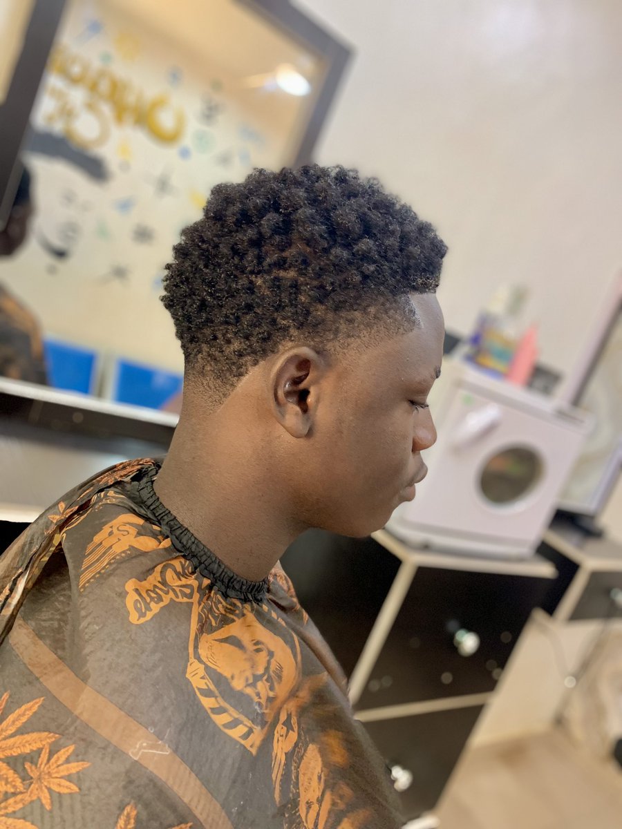 Unique_Cutzz's tweet photo. Nice arranged Taper Fade 
(Jude Bellingham hairstyle )💇💈✅
#hairstyle
#taperfade
#Judebellingham 

https://t.co/8q1Xm8Te85

Thanks so much as you’re following 🫰🙏 https://t.co/H8p5SVaS5P