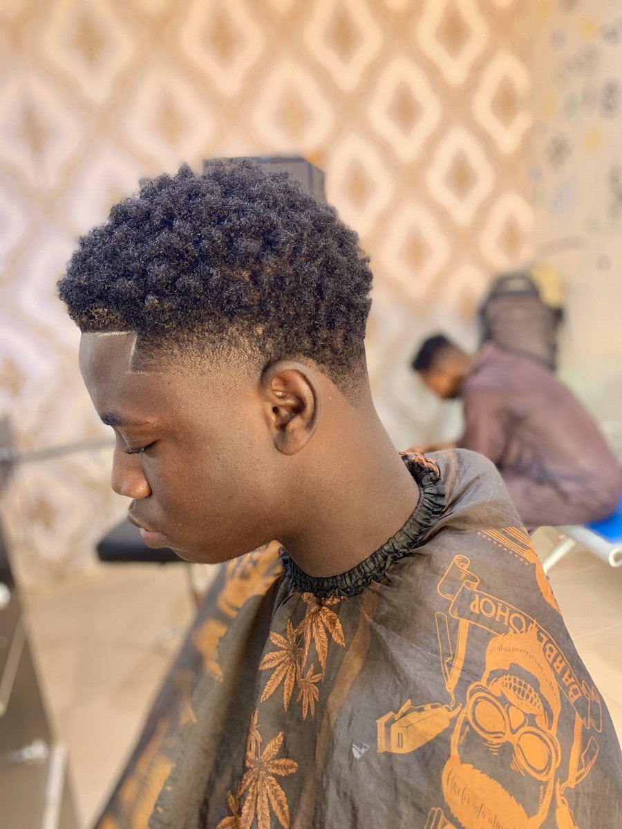 Unique_Cutzz's tweet photo. Nice arranged Taper Fade 
(Jude Bellingham hairstyle )💇💈✅
#hairstyle
#taperfade
#Judebellingham 

https://t.co/8q1Xm8Te85

Thanks so much as you’re following 🫰🙏 https://t.co/H8p5SVaS5P