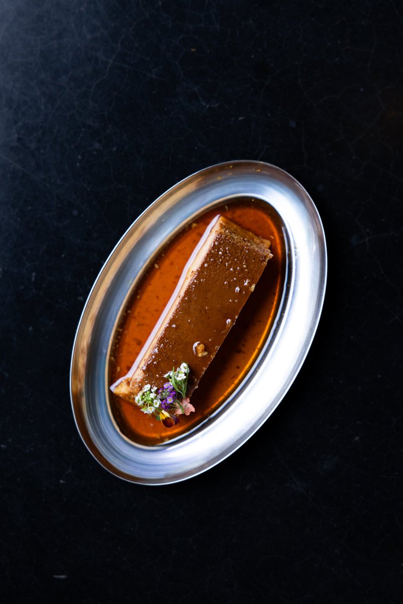 Sirilo_Oaxaca's tweet photo. 𝙁𝙡𝙖𝙣 𝙎𝙞𝙧𝙞𝙡𝙤: Caramelo oscuro, textura cremosa 🍮

¡Hay postres que se piden aunque ya estés lleno!

𝗔𝗺𝗮𝗽𝗼𝗹𝗮𝘀 𝟰𝟬𝟬, 𝗖𝗼𝗹. 𝗥𝗲𝗳𝗼𝗿𝗺𝗮📍
Mar - Dom / 12 pm - 9 pm

#flan #seafood #mariscos #marisquería https://t.co/4VTPWP4RqI