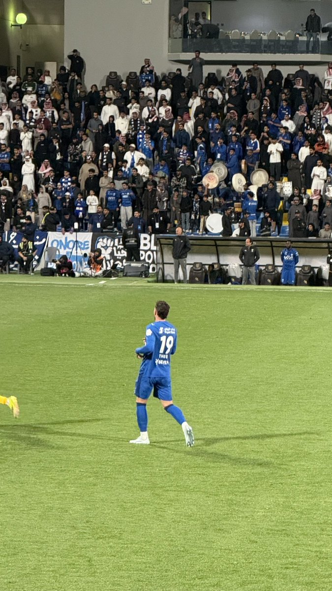 قسم بالله يا نرفزته نرفزه يا عيال 
كل ما قلت له دومفريس يشر على الارض 😂😂