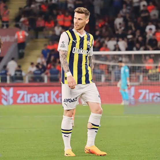 Beşiktaş maçına kadar stopere geçer misin lütfen.