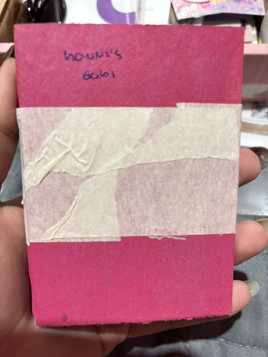 ardeatburn's tweet photo. feedback positivo pra prin @jihyo_you que me vendeu essas hannis, eu ainda tô gag com a quantidade de brinde… super gentil e veio embalado bonitinho ): https://t.co/YpNVQ0cTA8