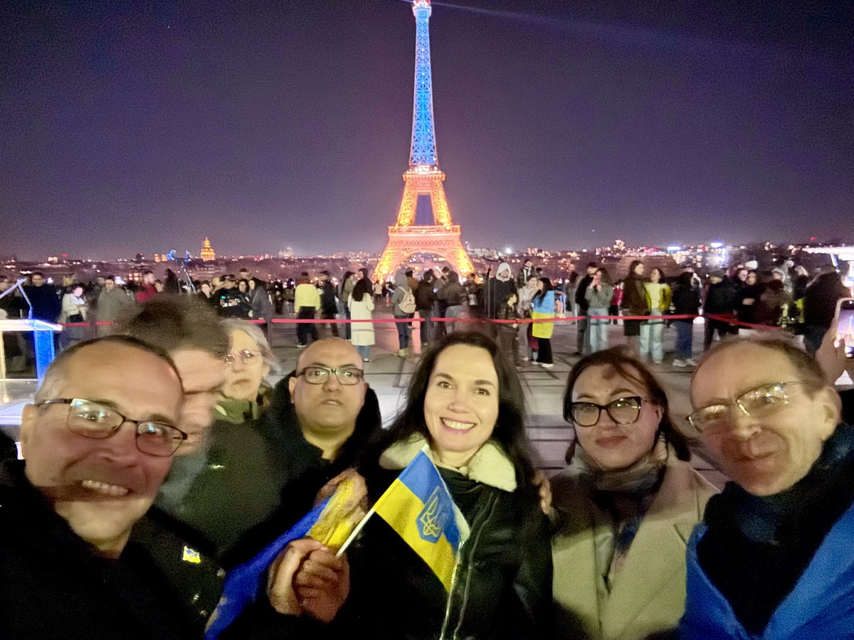 Fr_Bechieau's tweet photo. La Tour Eiffel brille ce soir aux couleurs de l’#Ukraine. Quatre an d’agression meurtrière par la Russie de #Poutine ! Tout notre soutien au peuple ukrainien ! #StandWithUkraine #StopRussia #Paris #Kyiv @union_ukr_fr @MdpMouvement 🇺🇦🇫🇷🇪🇺🇺🇦 https://t.co/We3cbWPGVZ
