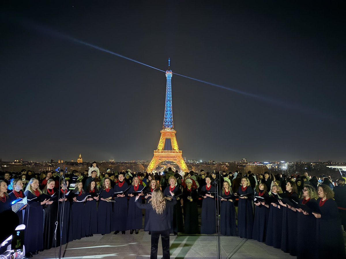 Fr_Bechieau's tweet photo. La Tour Eiffel brille ce soir aux couleurs de l’#Ukraine. Quatre an d’agression meurtrière par la Russie de #Poutine ! Tout notre soutien au peuple ukrainien ! #StandWithUkraine #StopRussia #Paris #Kyiv @union_ukr_fr @MdpMouvement 🇺🇦🇫🇷🇪🇺🇺🇦 https://t.co/We3cbWPGVZ