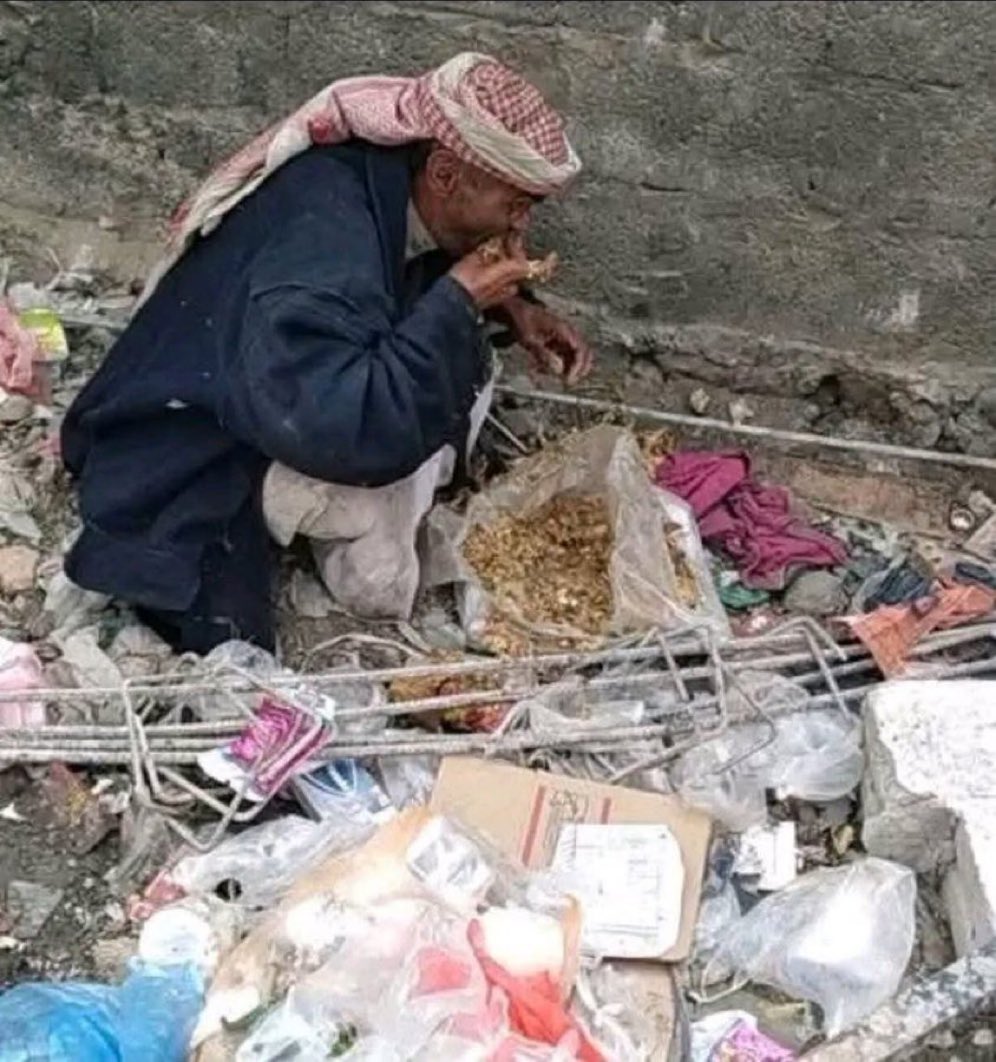 🛑
تقرير ميداني 
وجع الكرامة تحت مقصلة التجويع
صادر عن حركة أحرار اليمن
تاريخ: 25 فبراير 2026
 مسن يفتش في الركام
في مشهدٍ يدمي القلوب ويهز عرش الإنسانية، رصدت أعين الأحرار في المناطق القابعة تحت سيطرة المليشيات الحوثية الإرهابية صورةً تلخص مأساة وطن؛
رجل طاعن في السن، بملامح