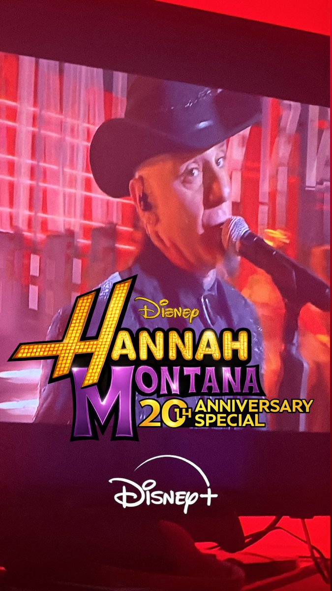 Fabrizilla's tweet photo. J ax omaggia lo speciale dei 20 anni di hannah montana, grazie 🙏 https://t.co/tIFxMUsKMq