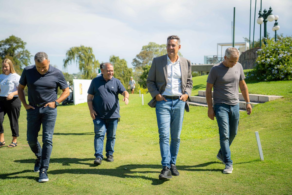 miguelsiciliano's tweet photo. ¡EL MEJOR GOLF TAMBIÉN LLEGARÁ A CÓRDOBA!

En #VillaAllende nos reunimos para trabajar en la organización del 94º Abierto Telecom del Centro, que se disputará en nuestra provincia en abril. Este certamen forma parte del calendario oficial del PGA TOUR, que reúne a lo mejor del #golf mundial.

Con esta clase de eventos seguimos desarrollando nuestra #EconomíaNaranja, ya que atrae jugadores, familias y espectadores de toda América, que vienen se alojan, se trasladan y consumen en la provincia. Además, ponen a #Córdoba en las pantallas del mundo, fortaleciéndonos como destino turístico. Es la articulación entre lo público y lo privado puesta al servicio de la comunidad. Juntos y tirando para el mismo lado.