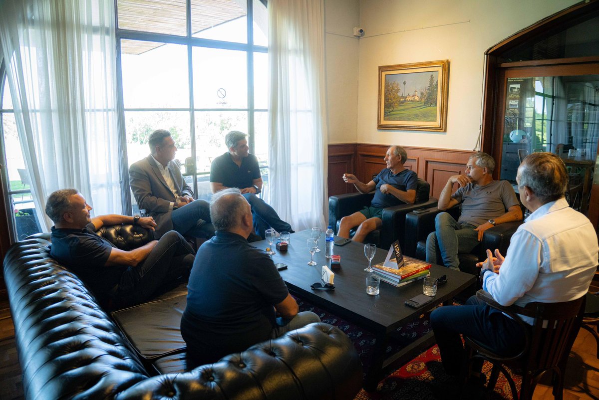 miguelsiciliano's tweet photo. ¡EL MEJOR GOLF TAMBIÉN LLEGARÁ A CÓRDOBA!

En #VillaAllende nos reunimos para trabajar en la organización del 94º Abierto Telecom del Centro, que se disputará en nuestra provincia en abril. Este certamen forma parte del calendario oficial del PGA TOUR, que reúne a lo mejor del #golf mundial.

Con esta clase de eventos seguimos desarrollando nuestra #EconomíaNaranja, ya que atrae jugadores, familias y espectadores de toda América, que vienen se alojan, se trasladan y consumen en la provincia. Además, ponen a #Córdoba en las pantallas del mundo, fortaleciéndonos como destino turístico. Es la articulación entre lo público y lo privado puesta al servicio de la comunidad. Juntos y tirando para el mismo lado.