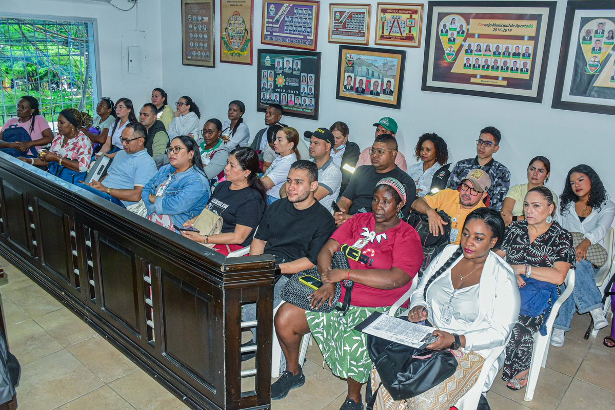 ¡Transformamos vidas con hechos!  Presentamos ante el Concejo Municipal los resultados de nuestra gestión social en 2025:
​👵 7.000 adultos mayores en Colombia Mayor
🎓 2.916 jóvenes en Renta Joven
🥣 +49.000 bolsas de bienestarina entregadas
​#ApartadóCiudadDeOportunidades