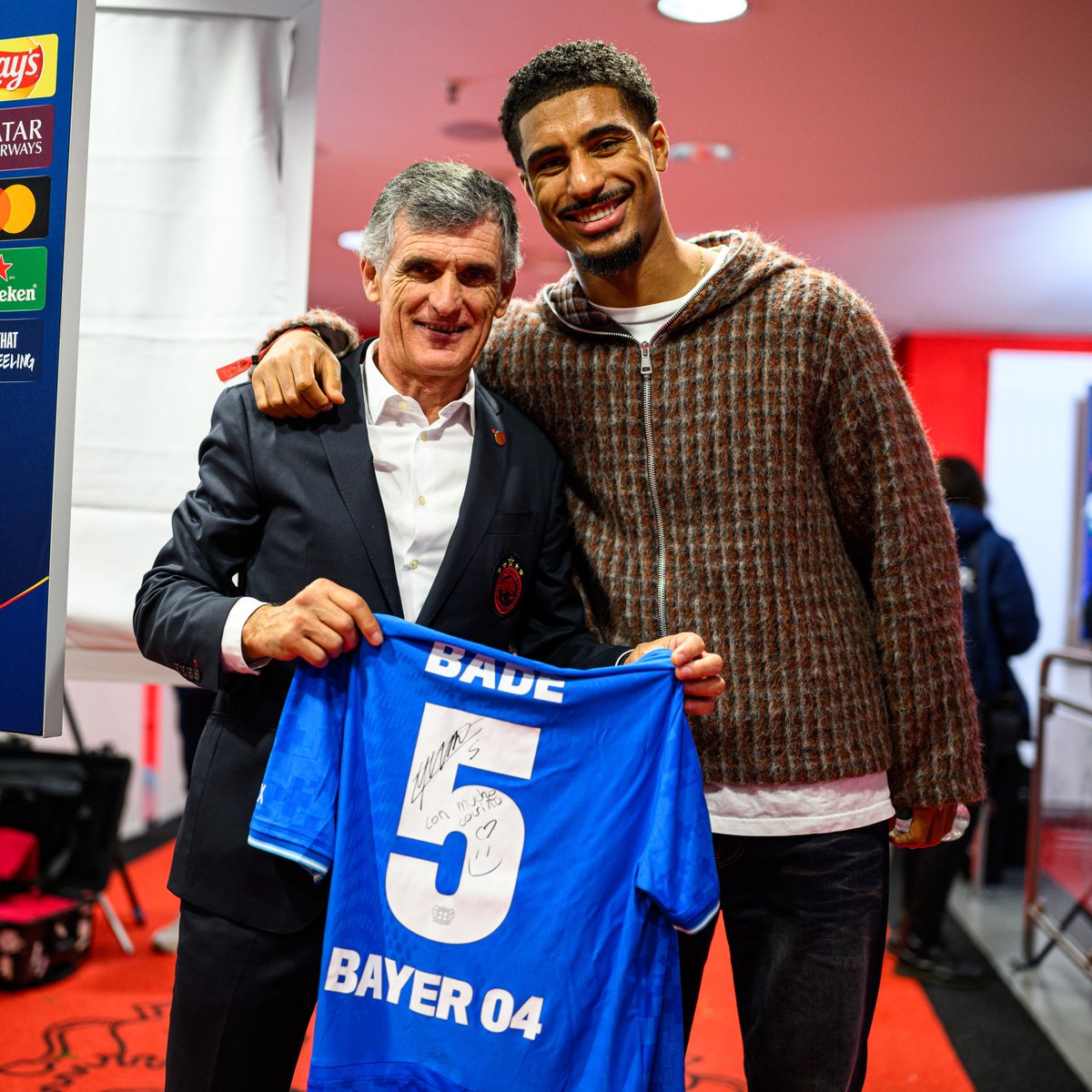 Lo que Sevilla unió... 😉

Loïc Badé 🤝 José Luis Mendilibar

🔙 #B04OLY |  #SomosBayer04 🖤❤️