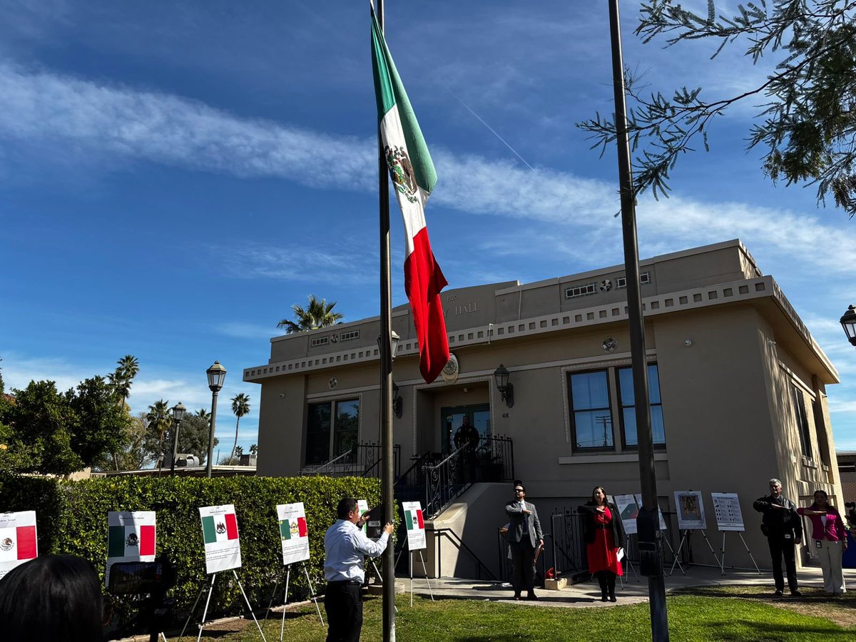 ConsulMexCal's tweet photo. 🇲🇽 Se realizó la ceremonia cívica por el Día de la Bandera en el Consulado de México en Calexico, en un acto de respeto, orgullo y amor por nuestro lábaro patrio. Agradecemos a la comunidad del #ValleImperial su valiosa presencia. 🇲🇽 https://t.co/vmUqQ749Or