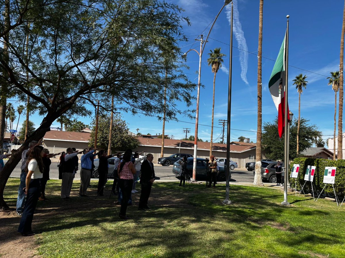 ConsulMexCal's tweet photo. 🇲🇽 Se realizó la ceremonia cívica por el Día de la Bandera en el Consulado de México en Calexico, en un acto de respeto, orgullo y amor por nuestro lábaro patrio. Agradecemos a la comunidad del #ValleImperial su valiosa presencia. 🇲🇽 https://t.co/vmUqQ749Or