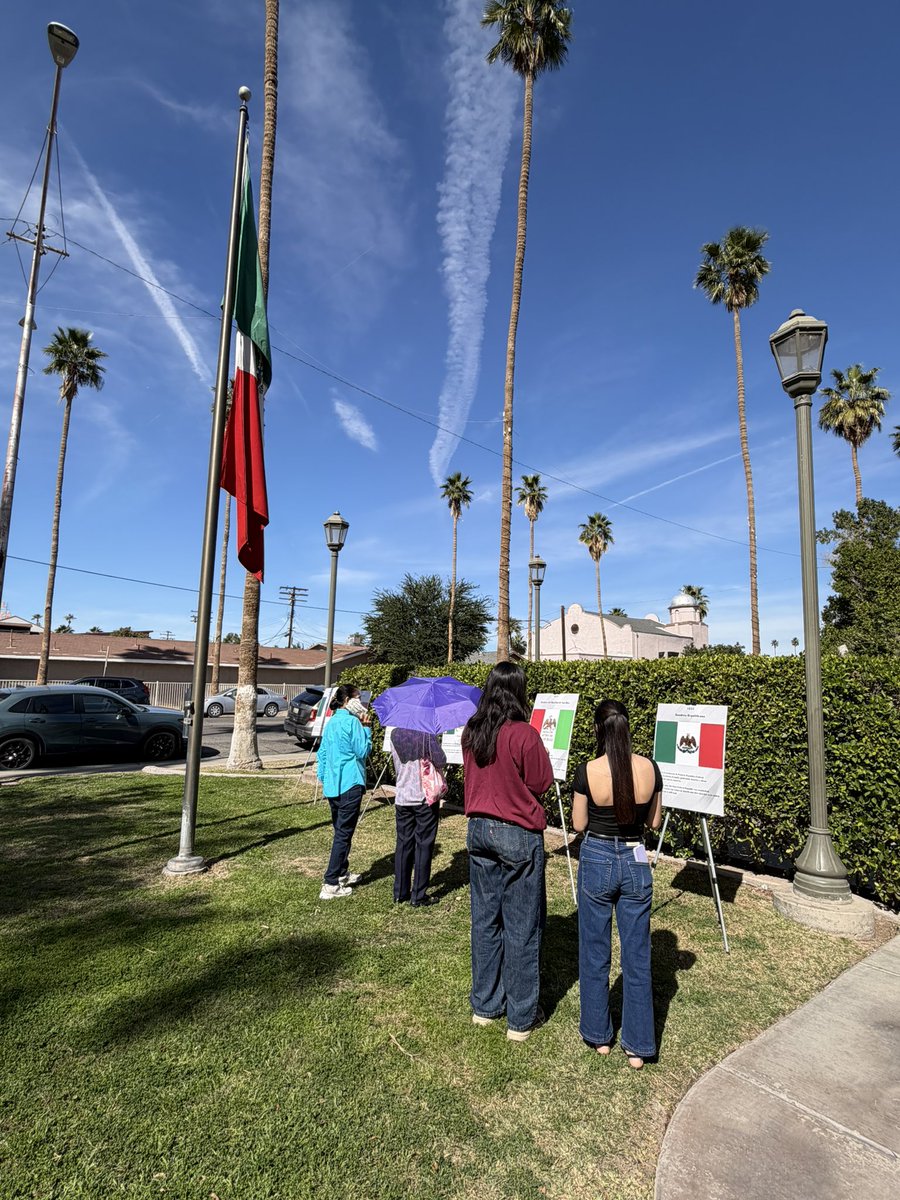 ConsulMexCal's tweet photo. 🇲🇽 Se realizó la ceremonia cívica por el Día de la Bandera en el Consulado de México en Calexico, en un acto de respeto, orgullo y amor por nuestro lábaro patrio. Agradecemos a la comunidad del #ValleImperial su valiosa presencia. 🇲🇽 https://t.co/vmUqQ749Or