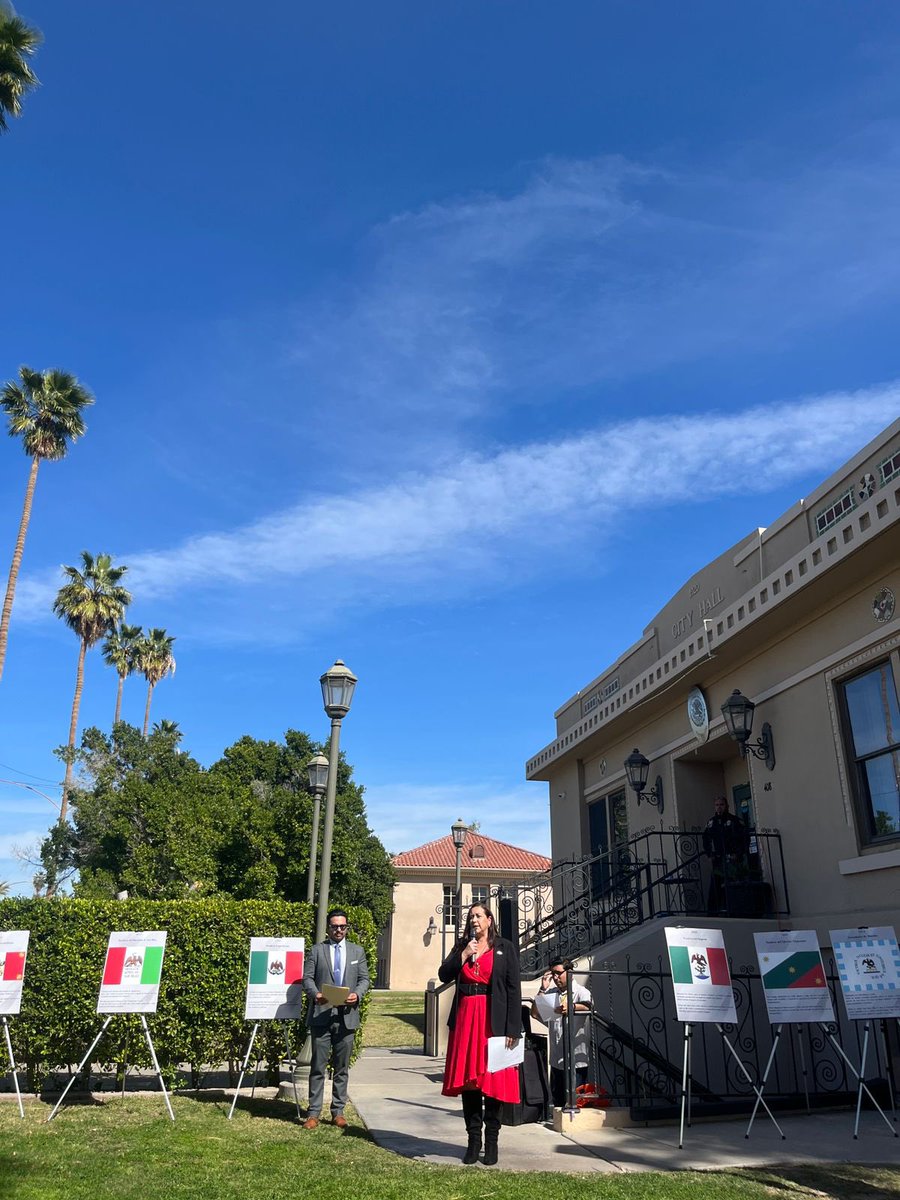 ConsulMexCal's tweet photo. 🇲🇽 Se realizó la ceremonia cívica por el Día de la Bandera en el Consulado de México en Calexico, en un acto de respeto, orgullo y amor por nuestro lábaro patrio. Agradecemos a la comunidad del #ValleImperial su valiosa presencia. 🇲🇽 https://t.co/vmUqQ749Or