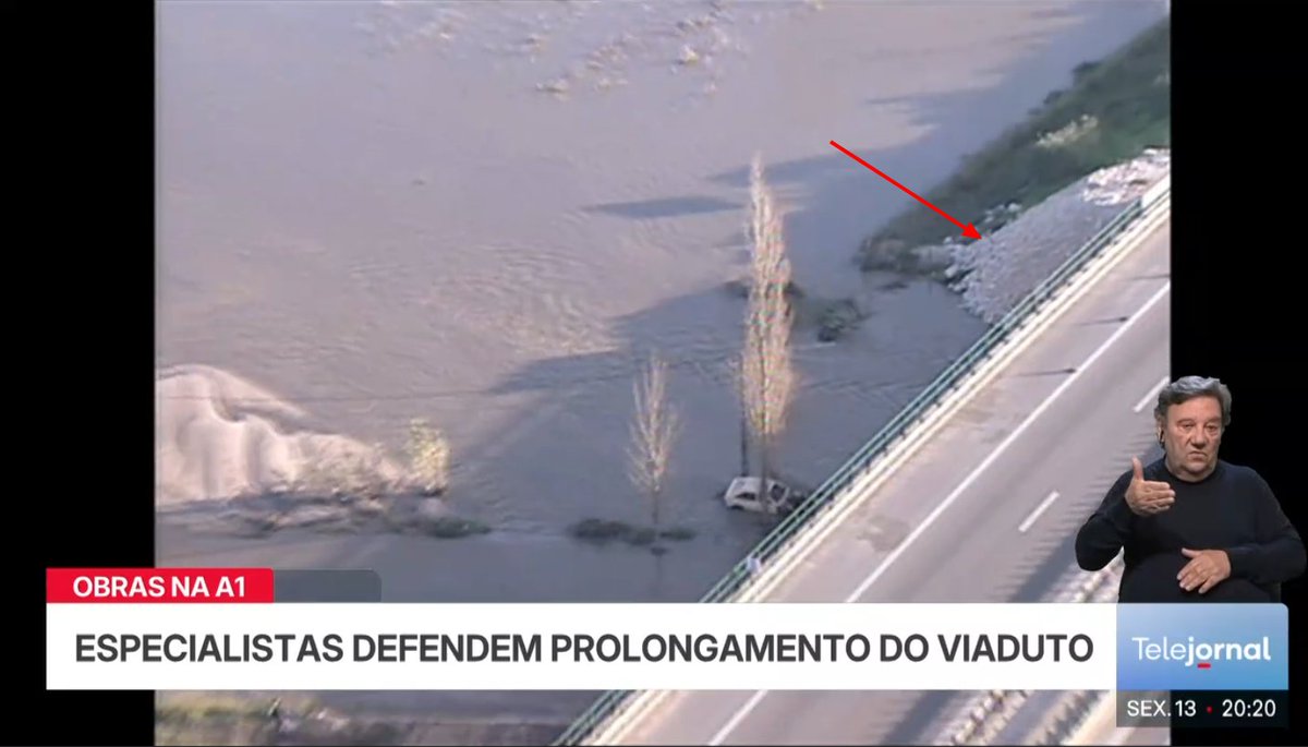 Na reportagem da RTP, é possível ver que, em 2001, existiam barreiras de proteção aos pilares no ponto em que a A1 agora colapsou. Curiosamente, 2001 foi o ano em que se concluiu a privatização da Brisa Auto-Estradas. 1.000M de receitas e 300M de lucros não dão para tudo 🤷