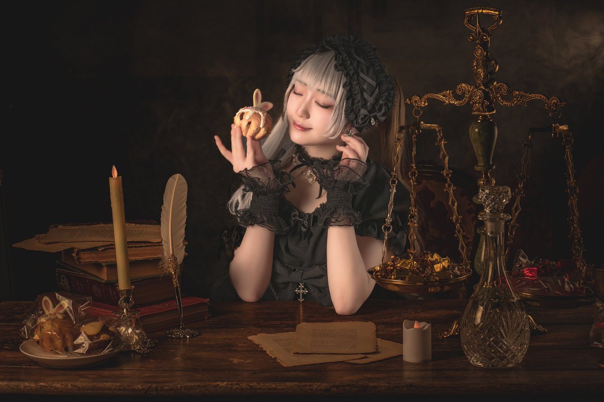 Vector photo exhibition tweet media