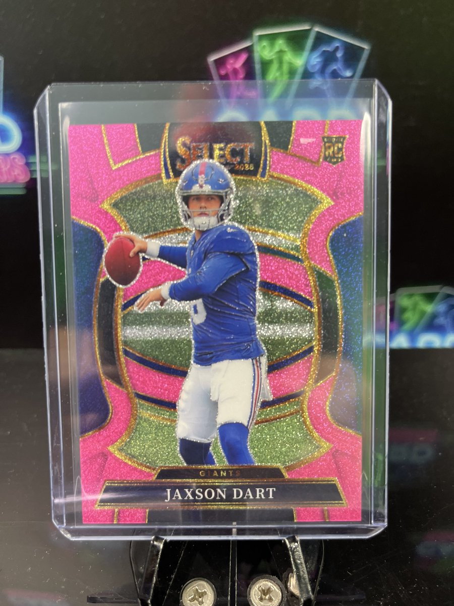 Card_Breakers's tweet photo. TOM COOKED 🔥

Jaxson Dart PINK GLITTER /15 🌸✨

We’re STILL LIVE on Facebook — join Card Breakers: Buy/Sell/Trade &amp; Breaks and get in before the next nuke drops 👀💥

#CardBreakers #JaxsonDart #SportsCards #LiveBreaks https://t.co/f9At4fiMrY