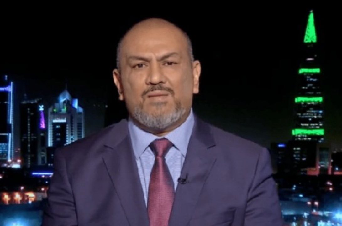 يكفيك شرفاً أنك مع شعبك ، ويكفيك دلالة على أثرك العظيم شدة وجع خصوم الشعب الجنوبي وصياحهم بسبب موقفك التاريخي في صف شعبك الجنوبي.
كنتَ ولا زلت من أنزه وأشرف رجال الدولة والوحيد في تاريخ الحكومة يقدم استقالته من منصب وزير خارجية.
ابن عدن البار ابن الشعب الجنوبي معالي خالد حسين