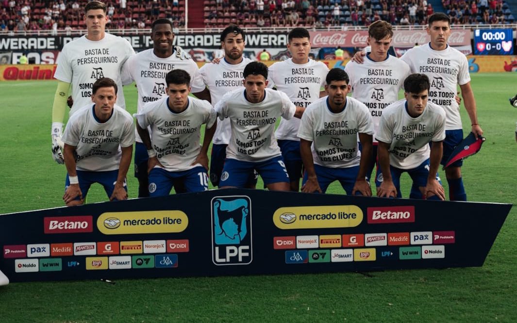Siento una vergüenza que no puedo describir, al ver a los jugadores de San Lorenzo con esta camiseta. El mismo día en que juega con 48 horas de descanso y el árbitro te inclina la cancha en contra. De acá no se vuelve. Hay que sacarle el carnet a TODOS los cómplices de esto